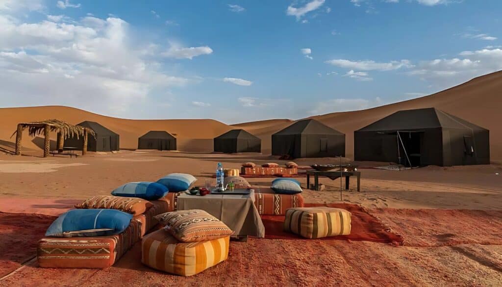 Campement nomade dans le circuit désert du Sahara Maroc