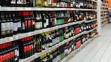 L’alcool est-il facilement disponible au Maroc ? Bouteilles en vitrine