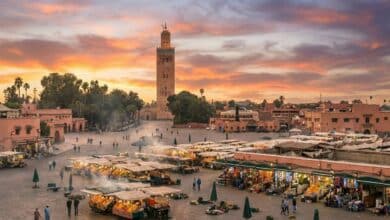 Vue panoramique de la Mosquée Koutoubia au coucher du soleil à Marrakech